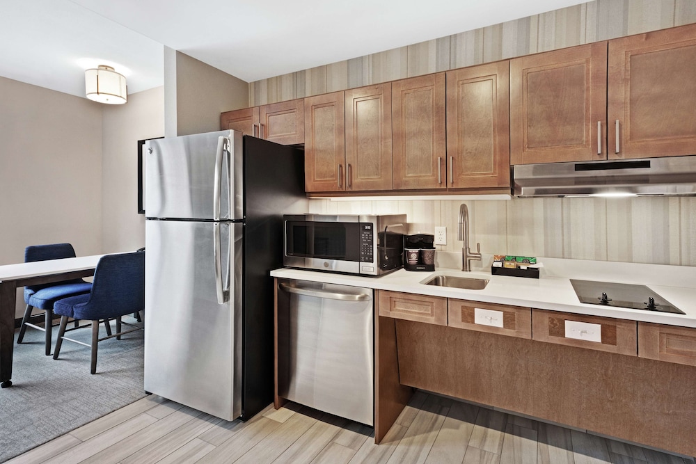 Suite, 1 King Bed, Accessible (Roll-In Shower) - Photo 4