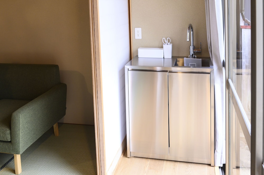 Room 102 thumbnail 5