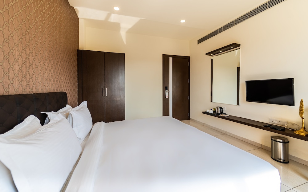 Deluxe Room - Photo 17