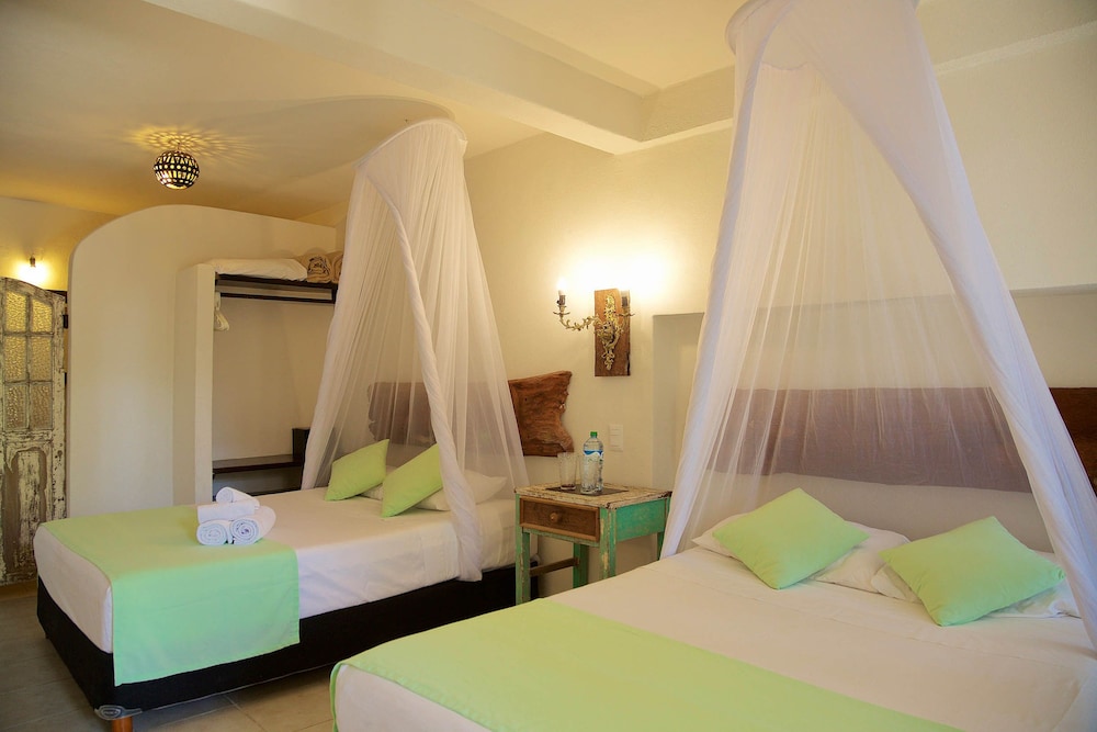 Room, 2 Queen Beds - Photo 4