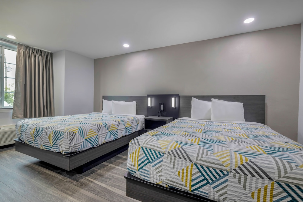 Deluxe Room, 2 Queen Beds, Non Smoking, Refrigerator & Microwave - Photo 4