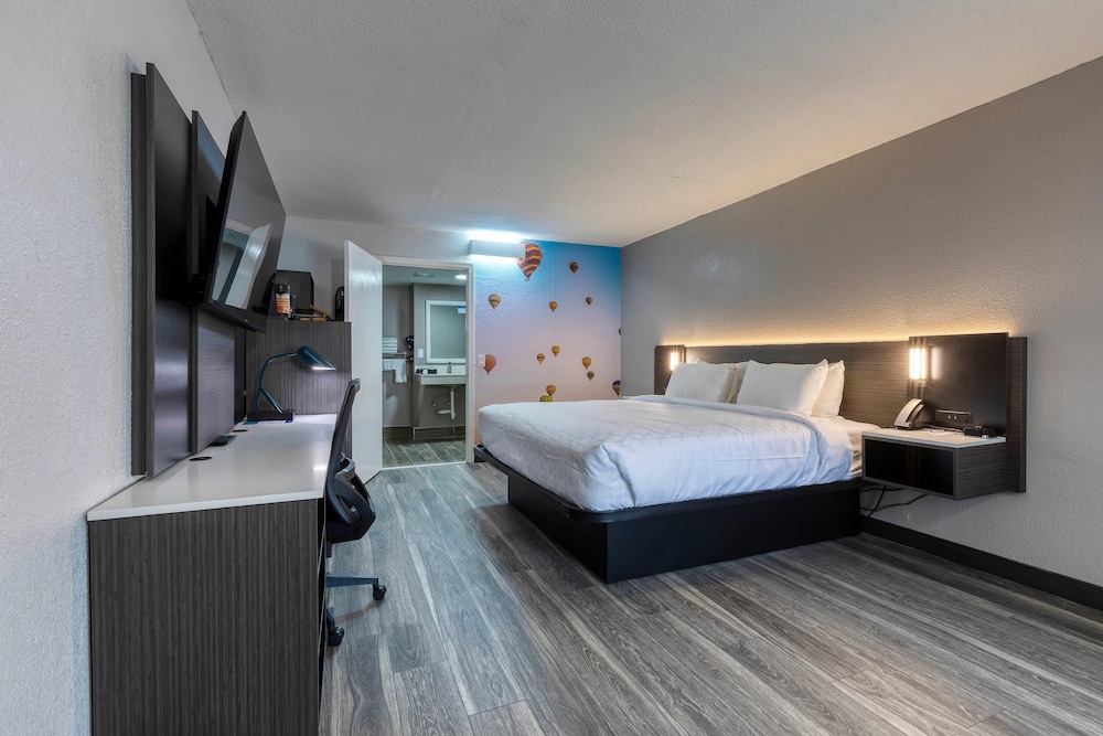Standard Room, 1 King Bed, Non Smoking - Photo 11