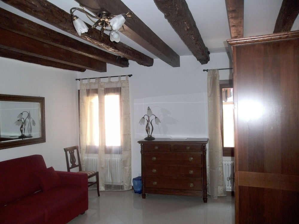 Classic Double or Twin Room, Shared Bathroom photo 1