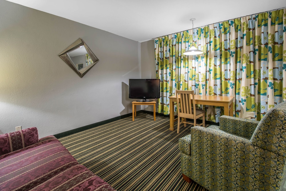 Suite, 2 Double Beds, Non Smoking - Photo 4