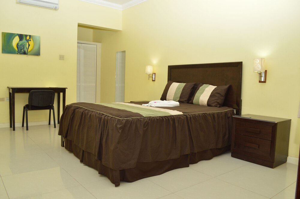 Standard Room, 1 Queen Bed photo 2