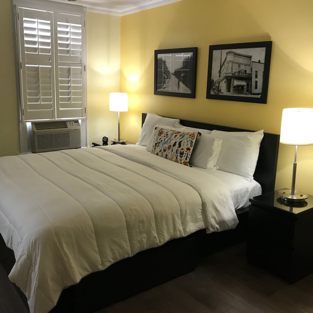 Signature Room, 1 King Bed photo 3