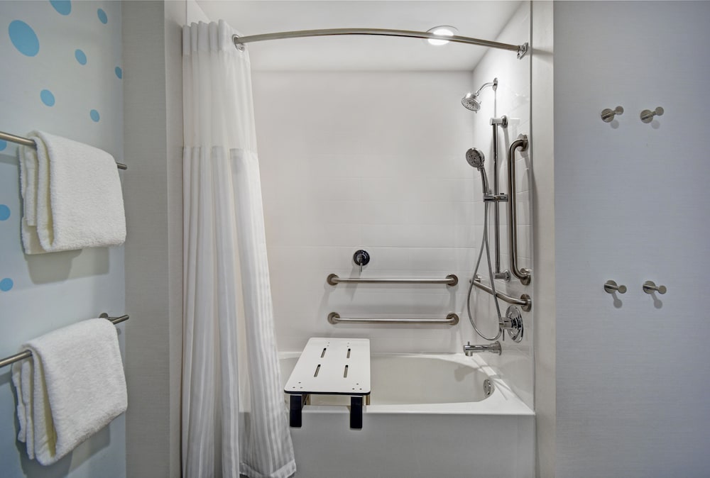 Room, 2 Queen Beds, Accessible, Bathtub (Mobility & Hearing) - Photo 12