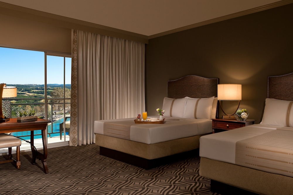 Deluxe Room, 2 Queen Beds, Pool View