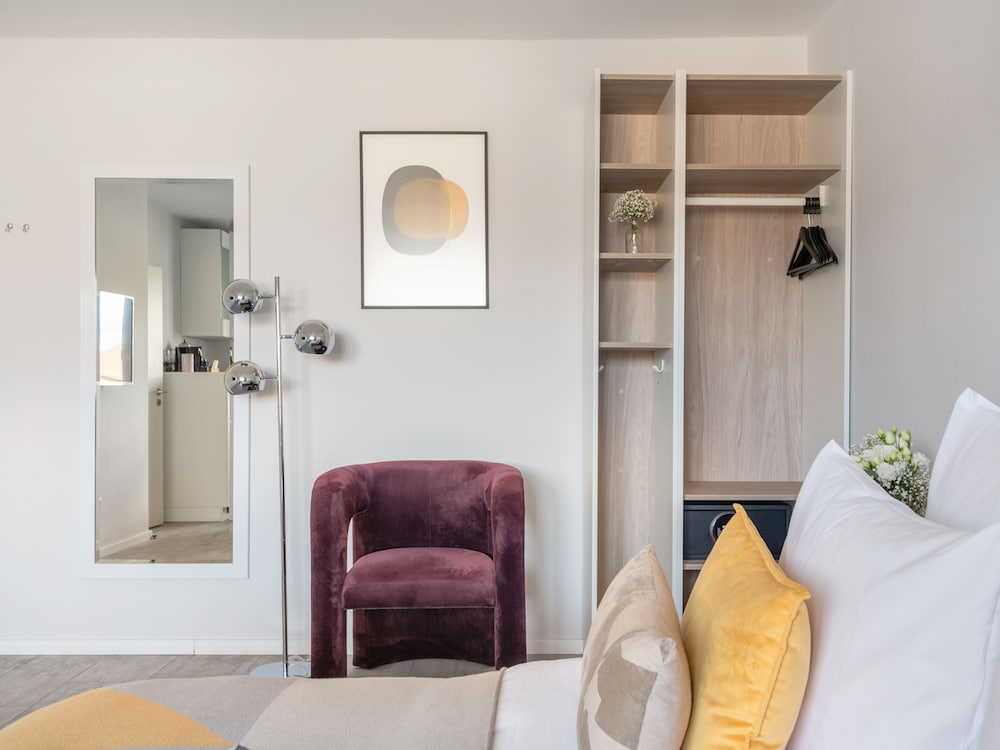 Medium Studio, Kitchenette, Workspace - Photo 7