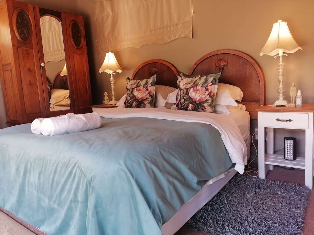 Standard Cabin, 1 King Bed, Balcony, River View (Guinea Fowl ) photo 2