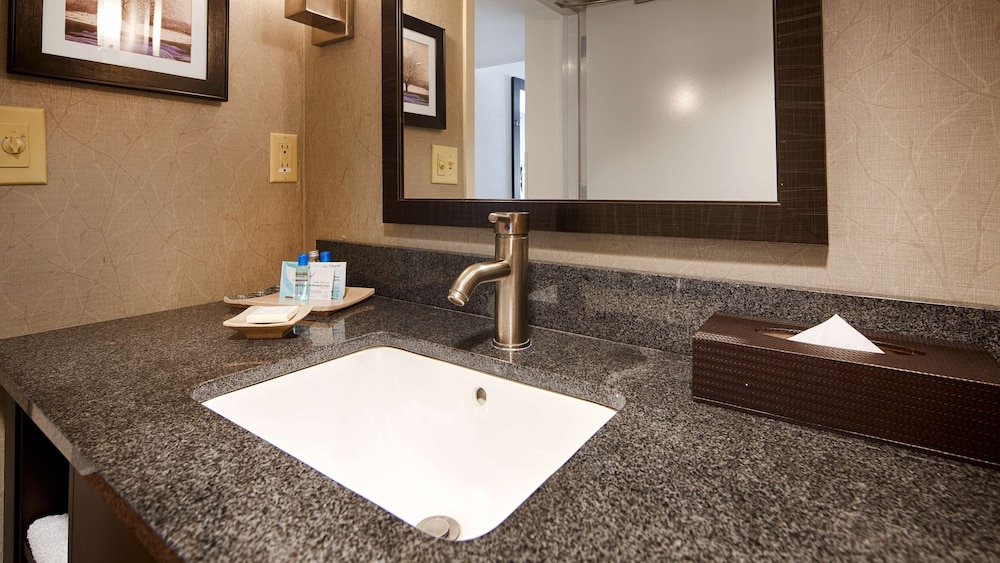 Suite, 1 King Bed, Non Smoking, Refrigerator - Photo 4