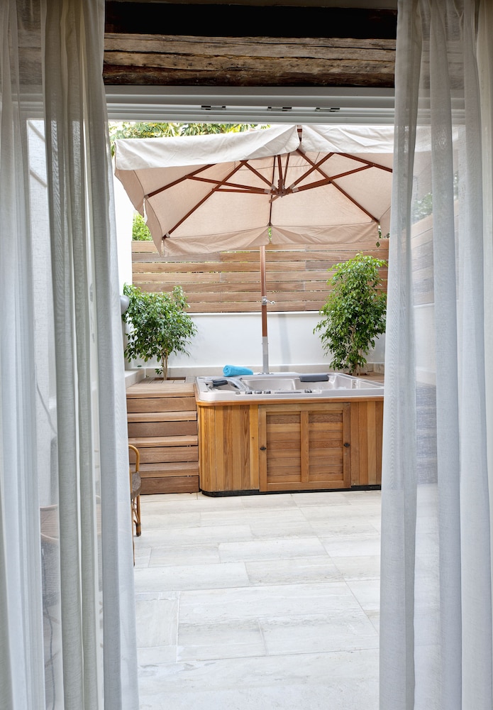 Suite, Jetted Tub (Estate) thumbnail 6