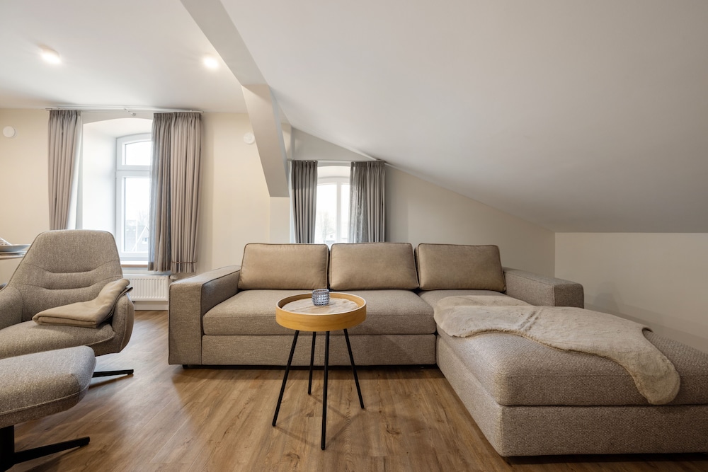 Deluxe Suite, 1 King Bed, Kitchen photo 3
