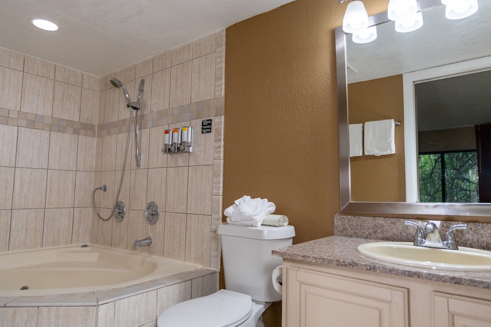 Suite, 2 Bedrooms (at the Oaks) - Photo 17