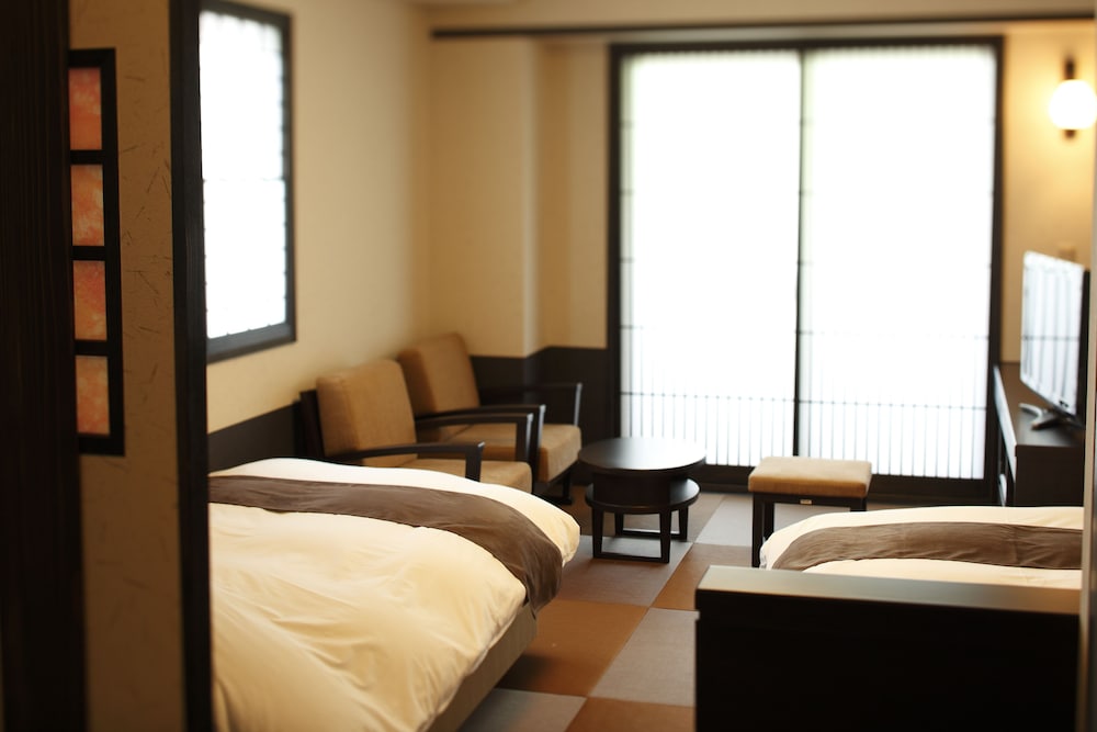 Japanese Style Twin Room (2 Beds or 2 Bed or 2 mattresses) - Photo 13