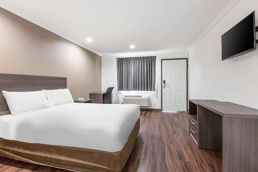 Suite, 1 King Bed, Non Smoking - Photo 1