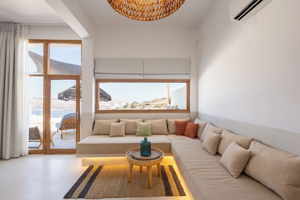 Luxury Suite with Hot Tub and Caldera View