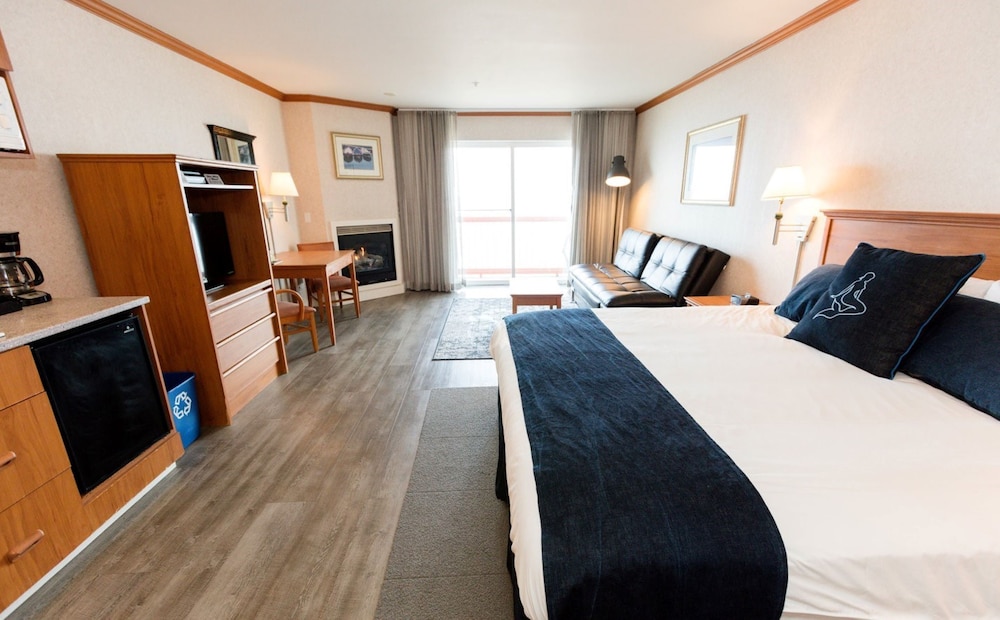 Standard King w/ Fireplace - Photo 6