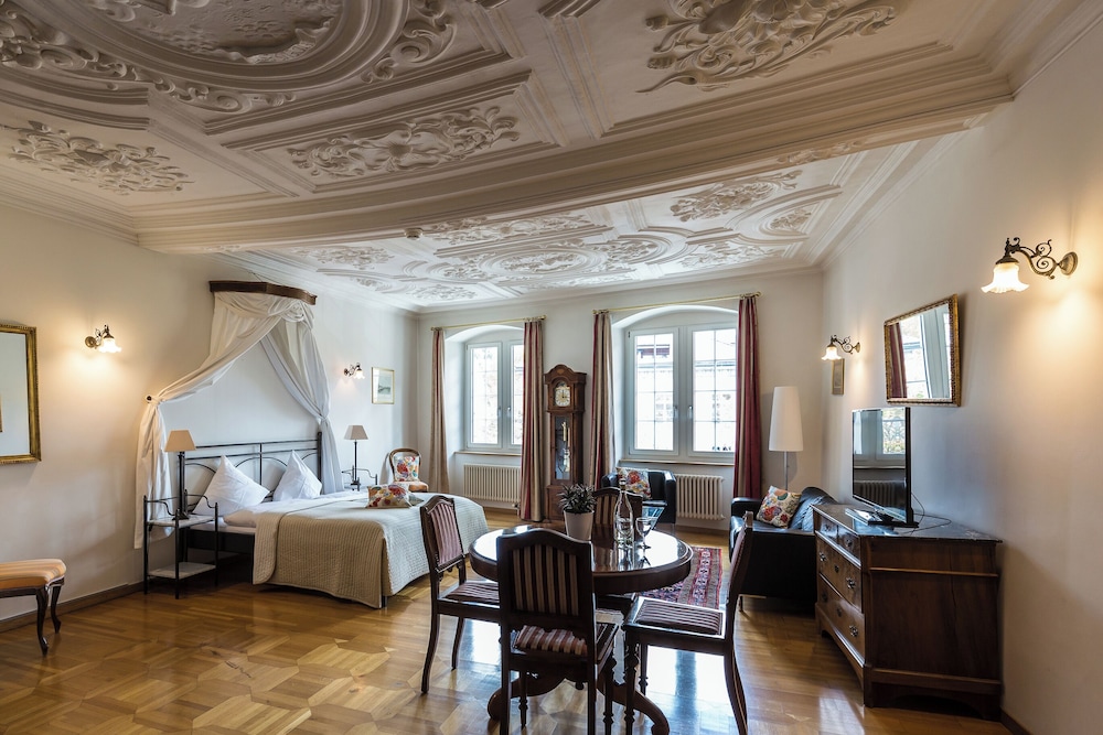 Suite, 2 Bedrooms, Mezzanine photo 2