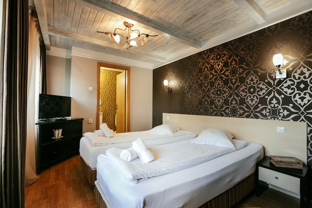 Double or Twin Room - Photo 5
