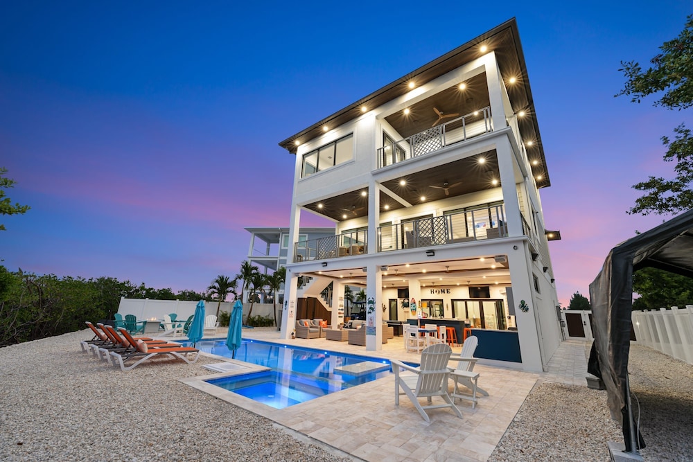Luxury Seaside Escape ~ Heated Pool w Jacuzzi ~ Elevator ~ Dock ~ Scenic Views, Billede 4