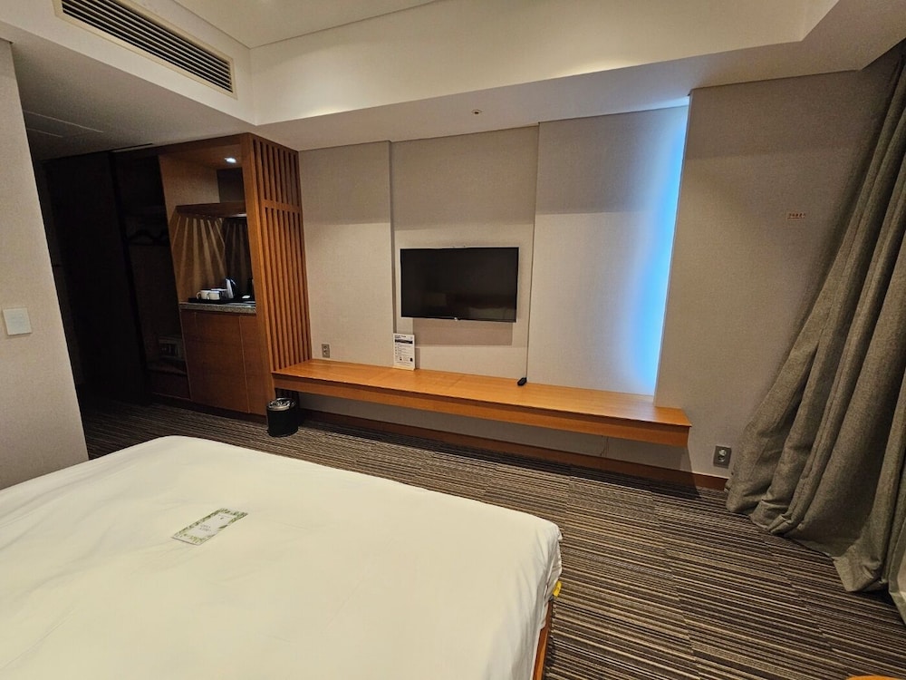 Standard King Room, Non-Smoking - Photo 4
