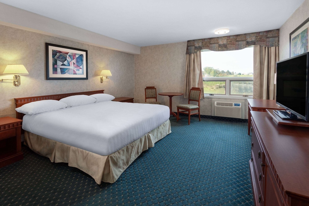 Premium Room, 1 King Bed, Accessible, Non Smoking (Mobility, Tub w/Grab Bars) - Photo 1