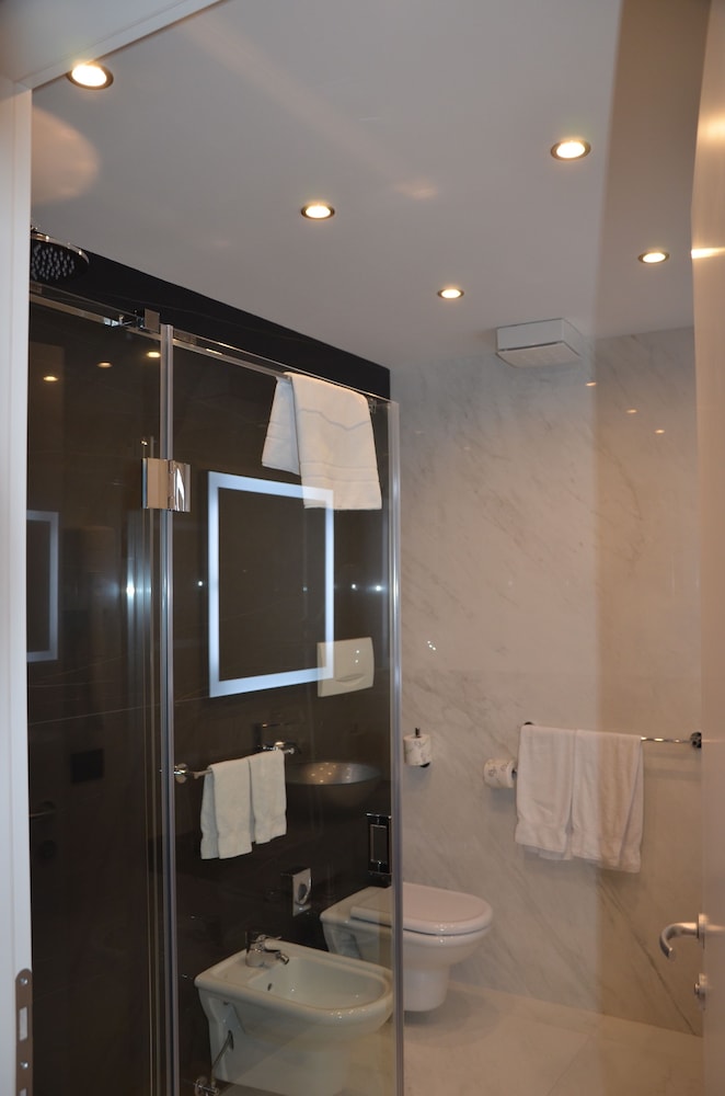 Exclusive Suite, 1 King Bed - Photo 5