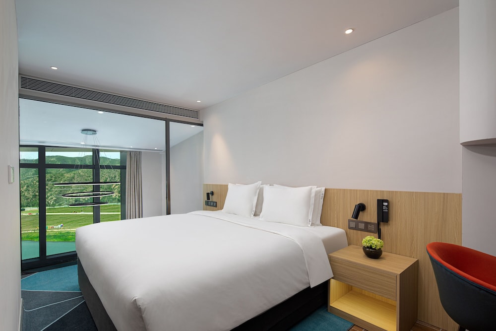 1 King 1 BDRM Suite with Sofabed - Photo 6