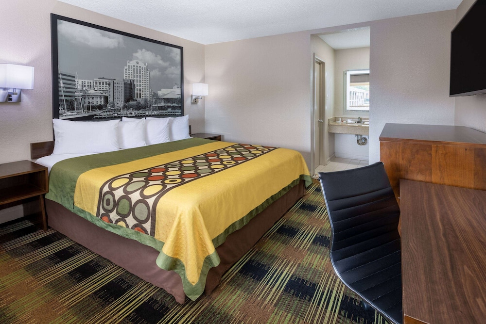 Standard Room, 1 King Bed photo 2