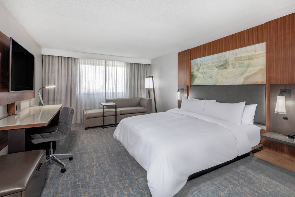 Club Room, 1 King Bed with Sofa bed (Mobility Accessible, Tub) photo 2