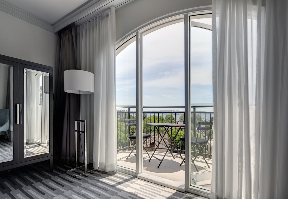 Classic Room, 2 Double Beds, Balcony (Bayside)