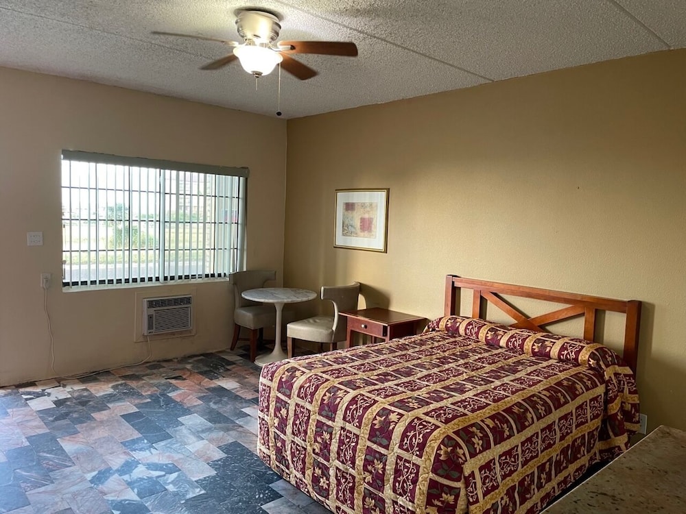 Basic Single Room, 1 Queen Bed photo 1