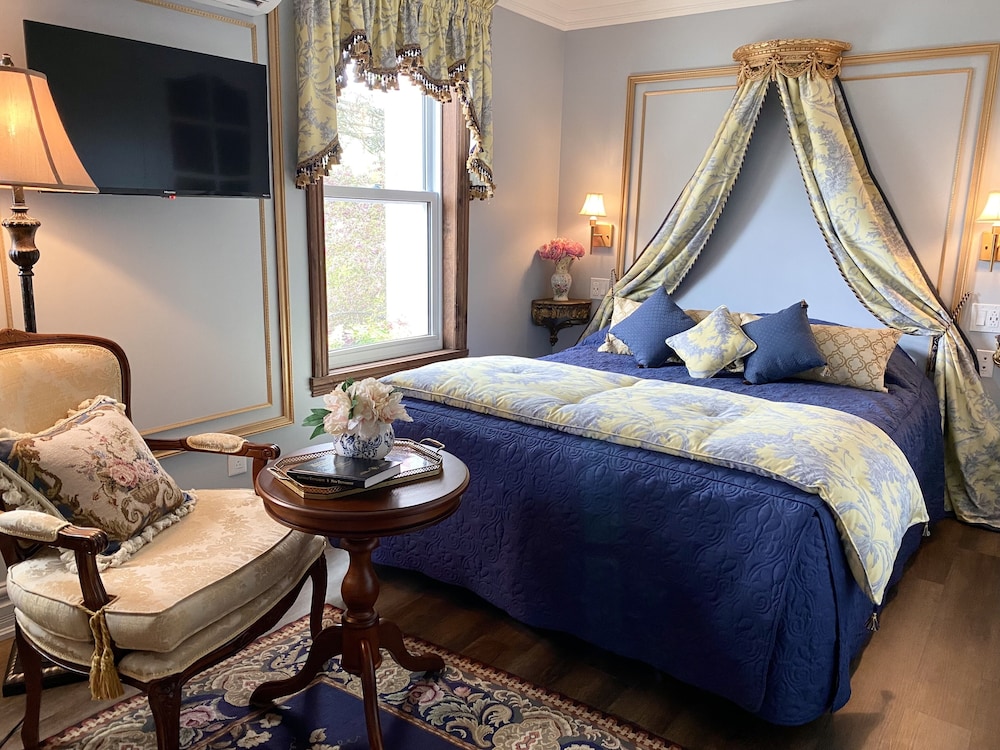 Royal Room, 1 Queen Bed, Terrace, Garden View