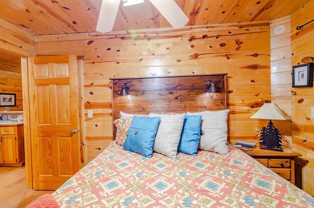 Cabin, 2 Bedrooms photo 1