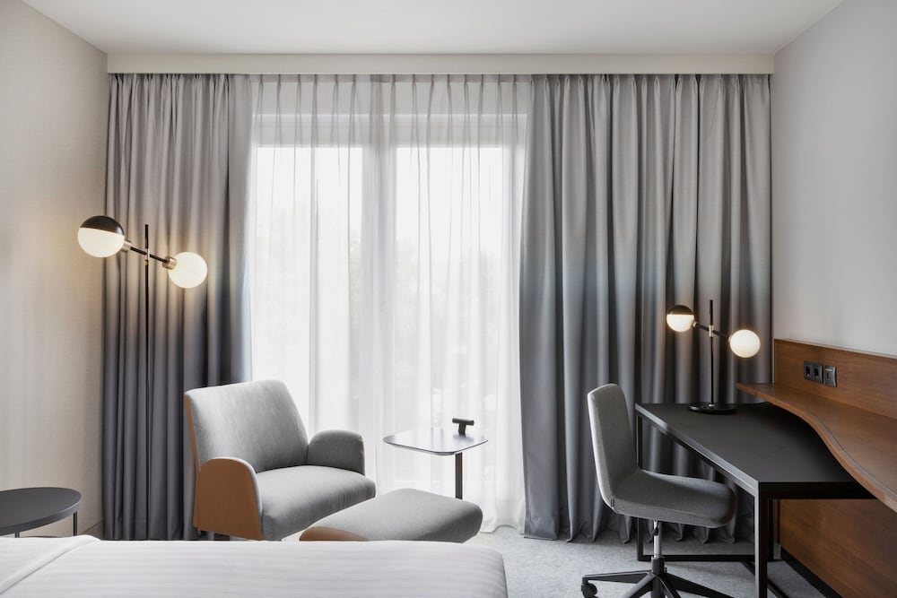 Room, 1 King Bed thumbnail 6