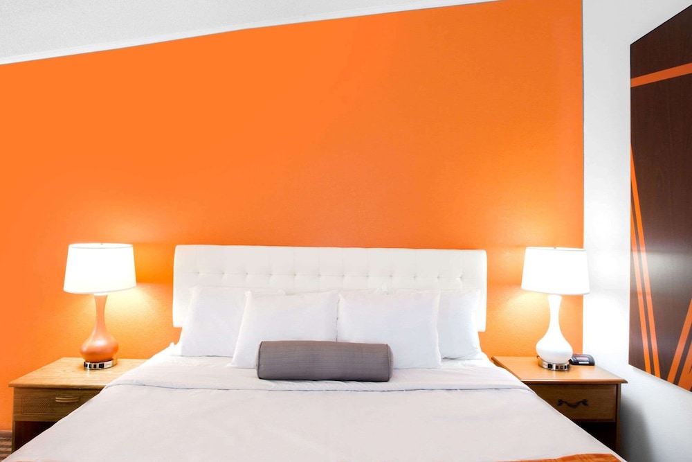 Standard Room, 1 King Bed - Photo 2