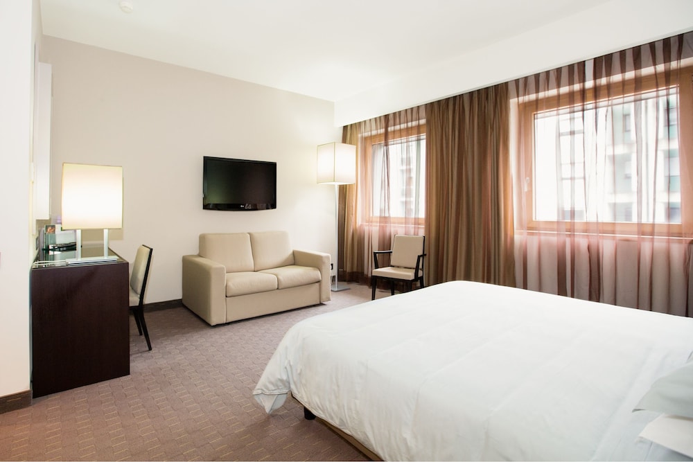 Junior Suite, 1 King Bed with Sofa bed, Non Smoking - Photo 3