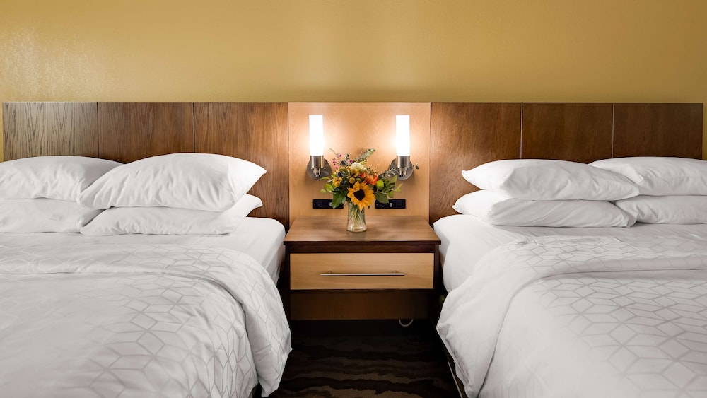 Standard Room, 2 Queen Beds, Non Smoking, Refrigerator & Microwave photo 3