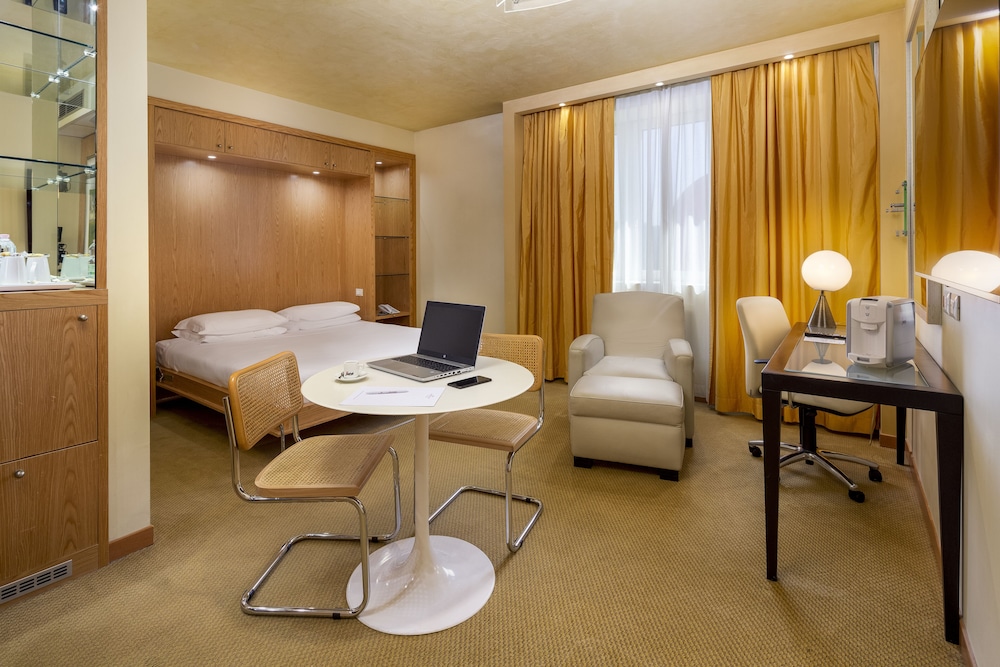 Suite, 1 King Bed (Living Area) - Photo 5