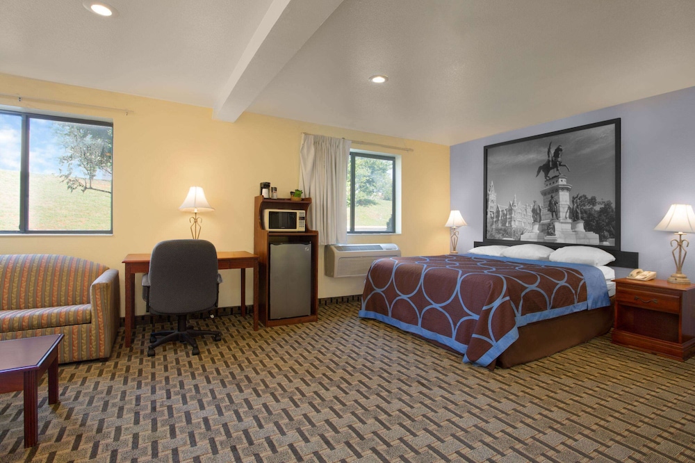 Suite, 1 King Bed, Hot Tub photo 1