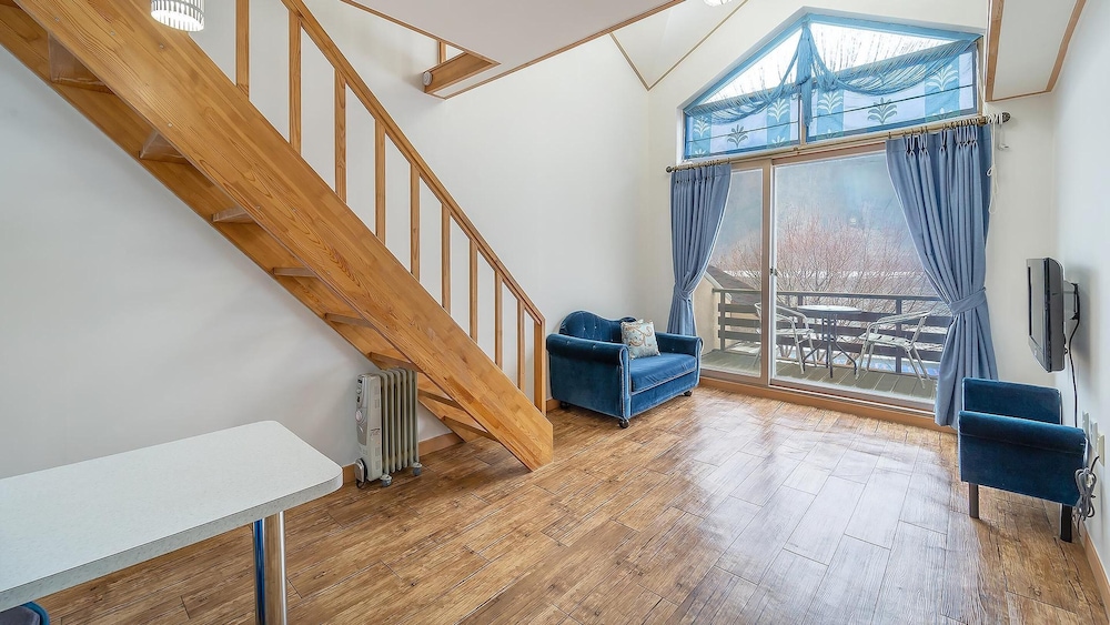 Basic Room, 1 Bedroom (Blue (No Pet/ River View)) - Photo 6