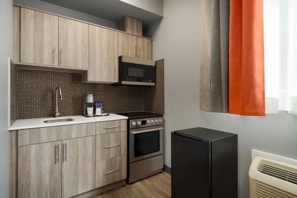 Room, 1 Queen Bed, Non Smoking, Kitchenette - Photo 3