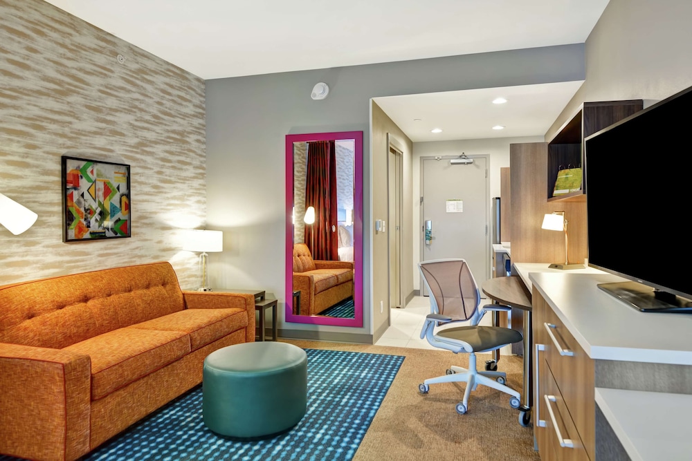 Suite, 1 King Bed, Accessible, Bathtub - Photo 3