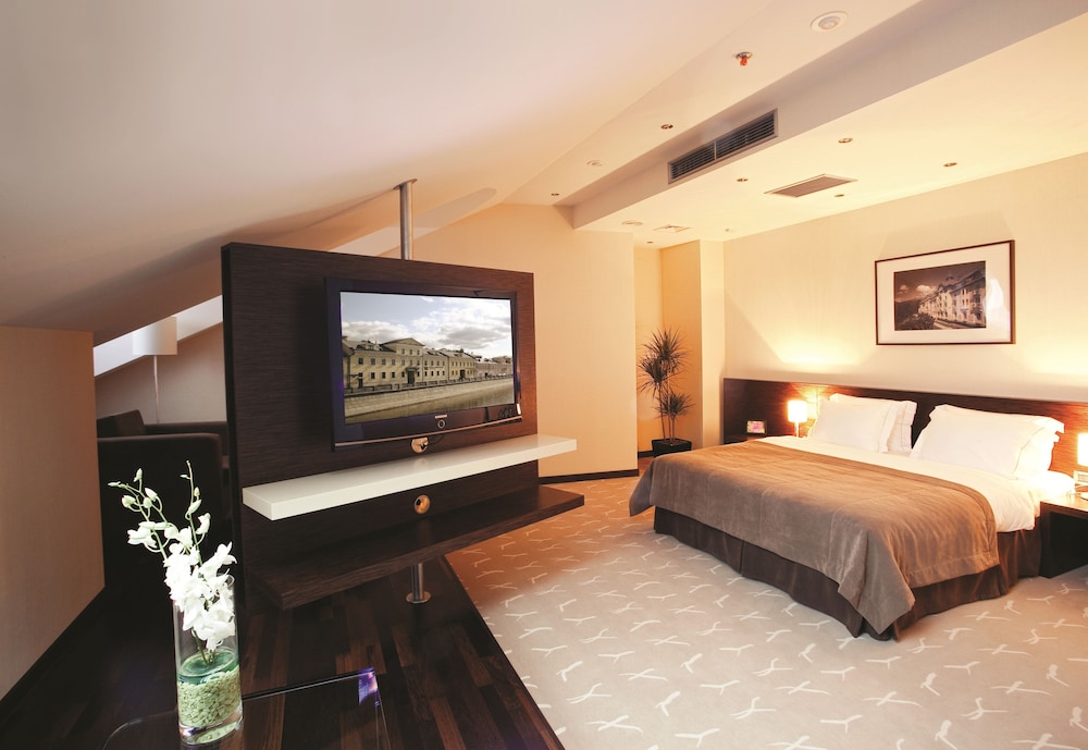 Deluxe Room, 1 Queen Bed photo 1