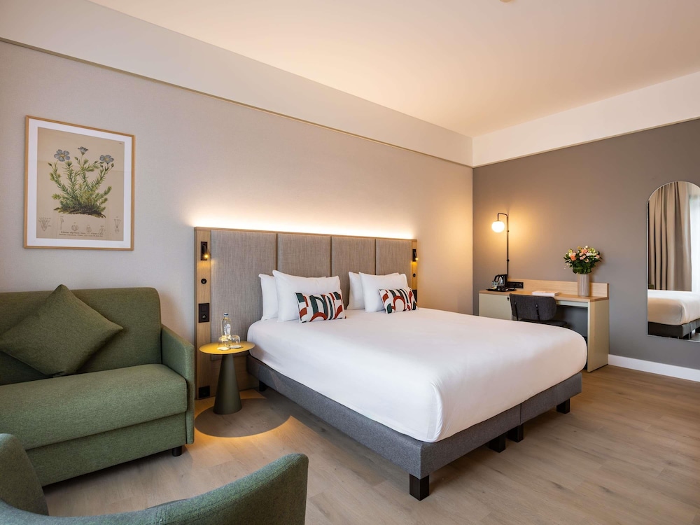 Deluxe Room, 1 King Bed with Sofa bed - Photo 1