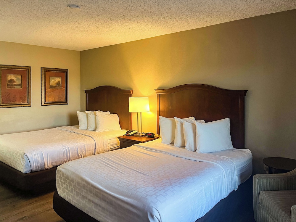 Deluxe Room, 2 Queen Beds, Smoking, Refrigerator & Microwave photo 1