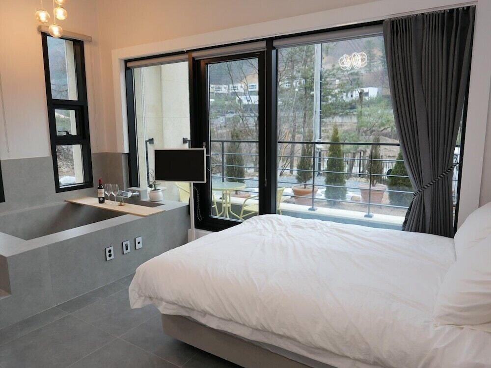 Room (103) photo 1