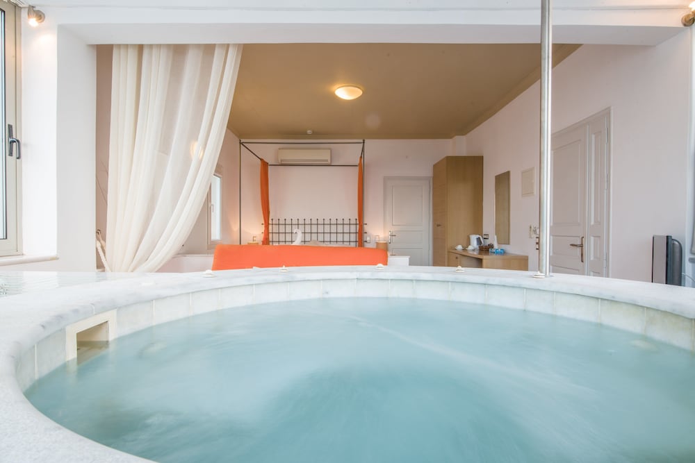 Royal Suite, Jetted Tub - Photo 3