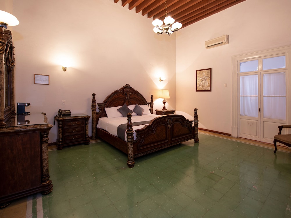 Suite, 2 Bedrooms - Photo 3